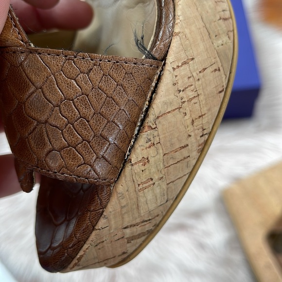 Stuart Weitzman Safety Wedge in Toffee Brown Snake Print Sz 10 - Picture 14 of 15